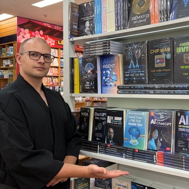 Артем в книжном магазине у полки об искусственном интеллекте